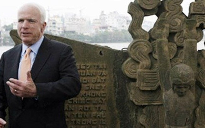 Chuyện về bức tượng ở Việt Nam được ông John McCain quý nhất Ảnh 2