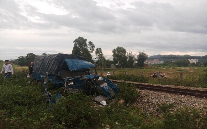 Tàu hỏa hất văng xe tải, 2 người trong cabin bị bật tung ra ngoài trọng thương Ảnh 2