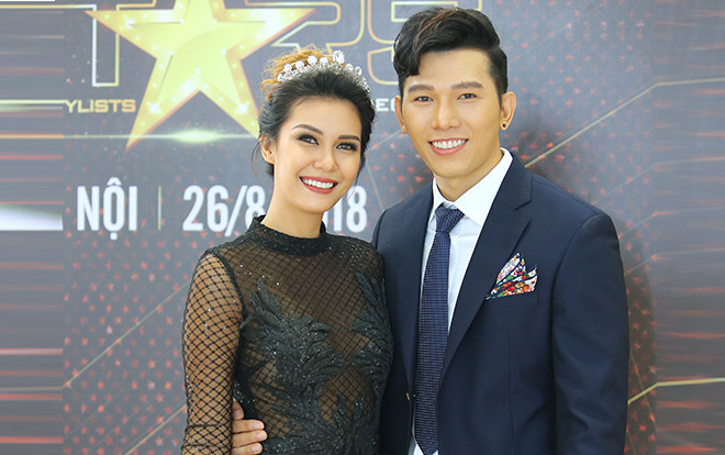 Nam vương Manhunt Ngọc Tình tình tứ ôm eo Hoa hậu Trái đất 2015 Angelia Ong Ảnh 2