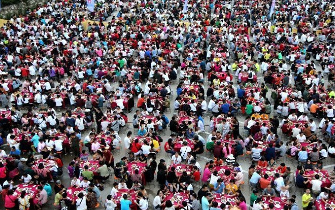 Choáng với cảnh 20.000 người đổ xô ăn tiệc giá rẻ Ảnh 2