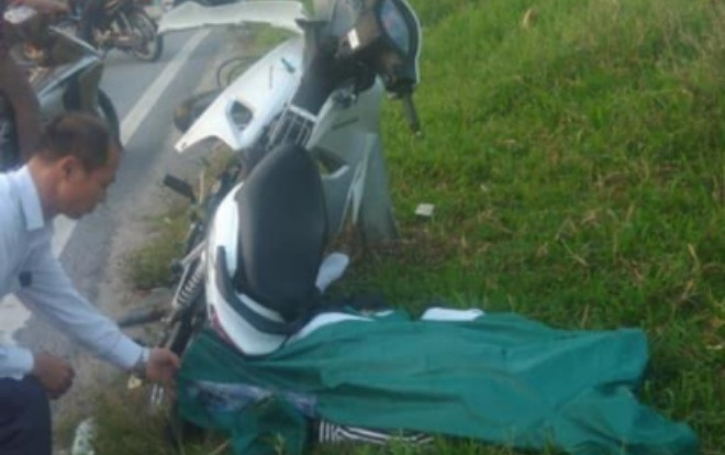 Nam thanh niên tử vong cạnh xe máy dính chặt cột điện Ảnh 2