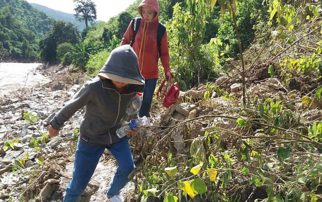 Cô giáo lội suối, đi bộ hai ngày mới tới trường Ảnh 2