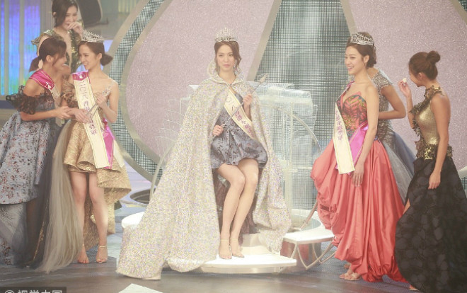 Tân Hoa hậu Hong Kong để lộ nội y phút đăng quang vì mặc váy quá ngắn Ảnh 2