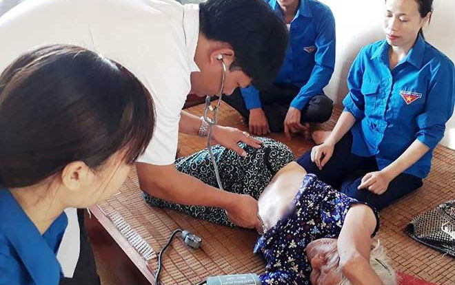 Đề nghị khen thưởng bác sĩ lao xuống dòng nước lũ cứu người Ảnh 2