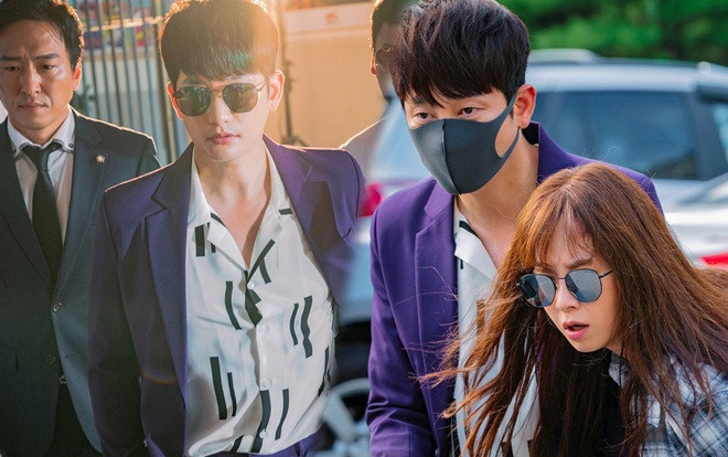 'Lovely Horribly': Park Shi Hoo 'swag' giải cứu Song Ji Hyo, loạt ảnh hậu trường cùng nụ hôn đầu Ảnh 2