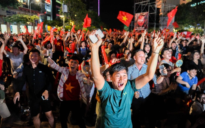 Cổ động viên vỡ òa hạnh phúc trước chiến thắng 1 - 0 của Văn Toàn, Việt Nam tiến thẳng vào bán kết ASIAD 2018 Ảnh 2