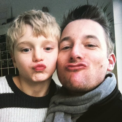 Tom Curtis hiện đang làm việc trong ngành marketing ở Anh. Đây là ảnh anh chụp cùng con trai của mình. Ảnh: BrightSide