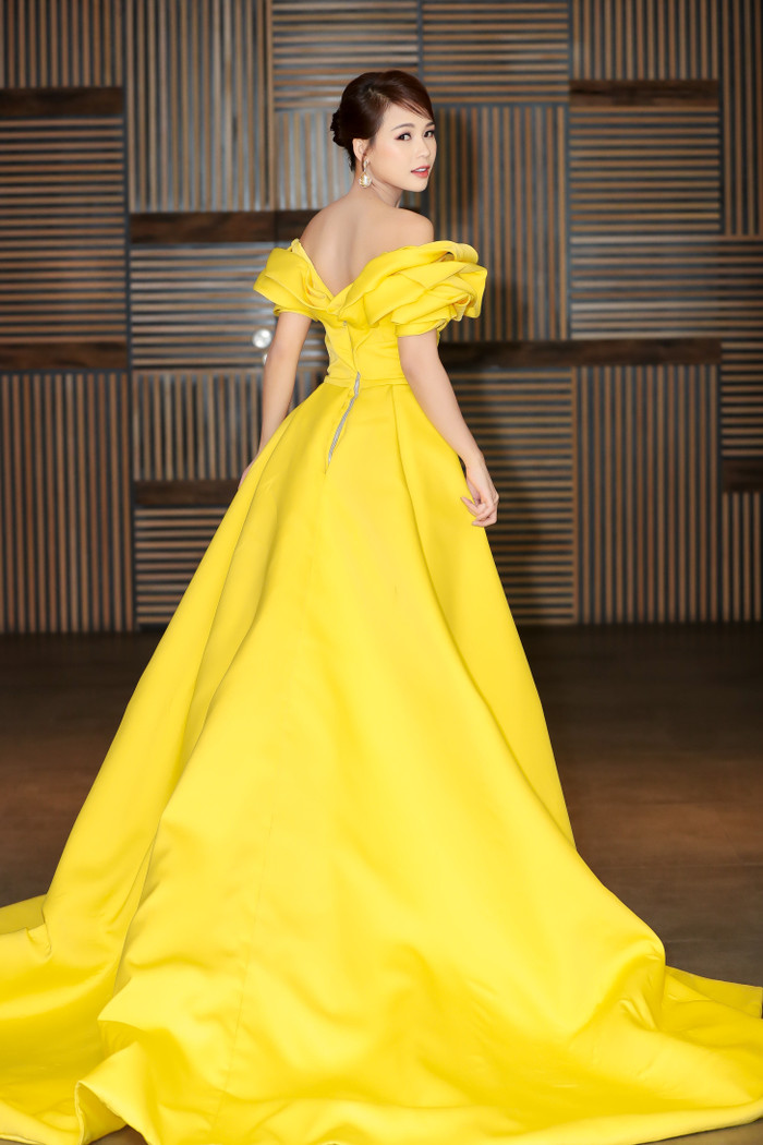 Diện váy áo cắt xẻ mạnh tay, Sam để lộ vòng 1 phổng phao tại sự kiện Ảnh 8