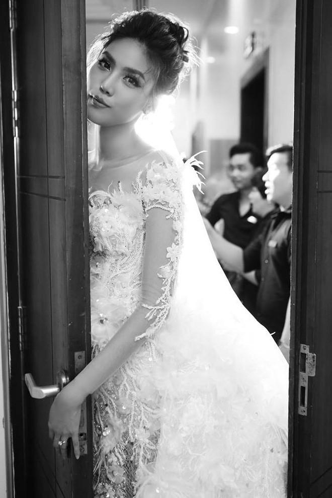 Cuối cùng chiếc thiệp cưới ngày 'trọng đại' của Lan Khuê và John Tuấn Nguyễn cũng được tiết lộ