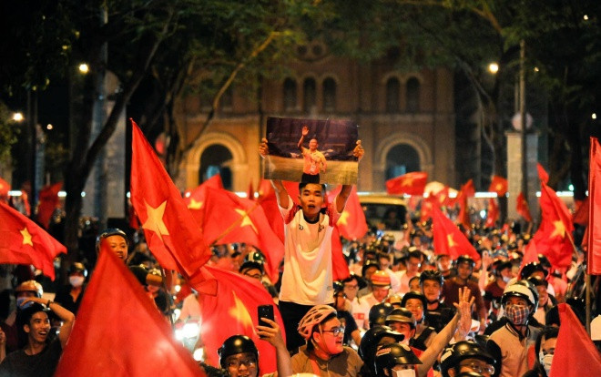 Vui như chưa bao giờ vui thế, hàng nghìn người Sài Gòn - Hà Nội đổ ra đường mừng chiến thắng lịch sử của Olympic Việt Nam Ảnh 2