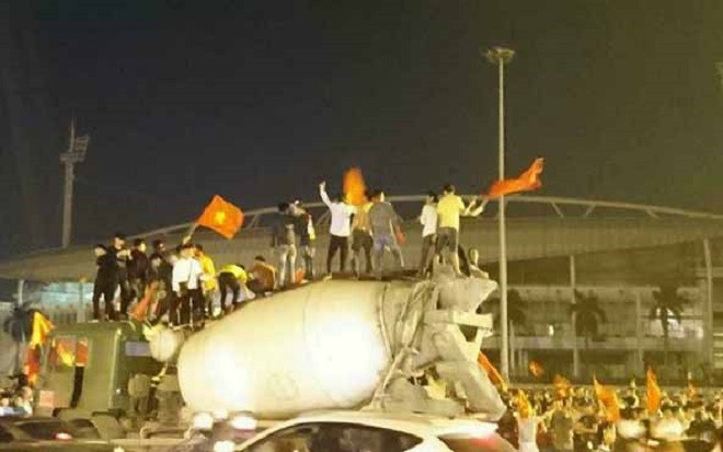 Cận cảnh các màn ăn mừng cực dị mừng U23 Việt Nam thắng trận Ảnh 2