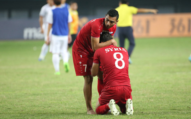 Áo đấu không tên cầu thủ, chỉ có ‘SYRIA' và nỗi đau in hằn lên sân bóng Ảnh 2
