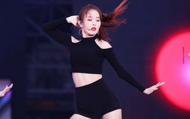 Seulgi (Red Velvet) và thời trang đen kinh điển: Vẻ quyến rũ bùng nổ không thể chối từ Ảnh 2
