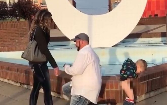 Cậu bé vô tư 'giải quyết nỗi buồn' trong khi bố đang cầu hôn mẹ Ảnh 2