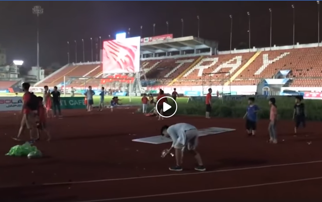 Hàng nghìn người đổ ra đường mừng Việt Nam chiến thắng nhưng nhóm CĐV này vẫn ở lại âm thầm nhặt rác khiến dân mạng ngưỡng mộ Ảnh 2