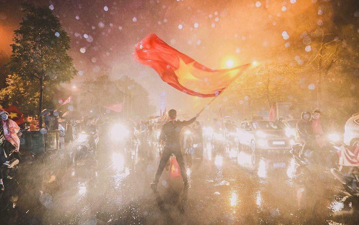 Clip: Biển người đổ ra đường ăn mừng chiến thắng lịch sử của Olympic Việt Nam Ảnh 2