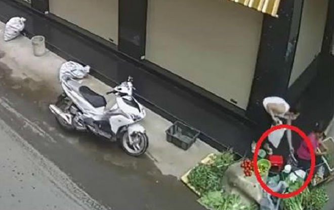 Đã bắt được người phụ nữ ăn mặc lịch sự, đi xe sang trộm túi tiền của bà cụ bán rau vỉa hè Ảnh 2