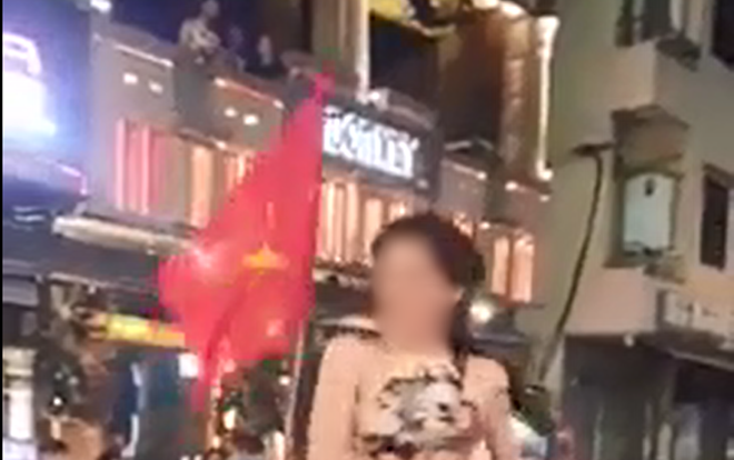 Loạt clip CĐV nữ ăn mặc phản cảm trong đêm đi bão mừng Olympic Việt Nam thắng Syria bị dân mạng ném đá tơi tả Ảnh 2