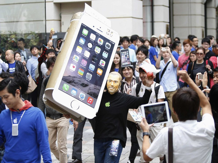 Richard Speague, cựu Giám đốc cao cấp của Microsoft: “Tôi không thể tin được lại có quá nhiều sự thổi phồng dành cho iPhone như thế. Tôi cứ phân vân mãi không biết ai thì sẽ cần một trong những chiếc điện thoại như thế (trừ những người trung thành với Apple như thể một tôn giáo).”