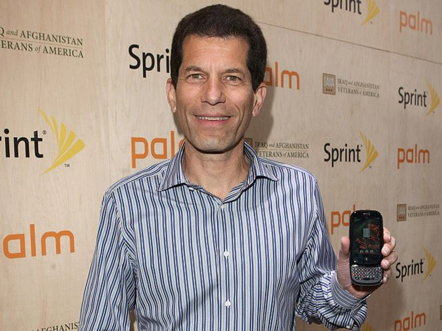 Jon Rubinstein, một cựu nhân viên Apple và sau đó là CEO Paim: “Làm gì có cái máy nướng bánh nào lại có thể biết xay cà phê? Không thể có một thiết bị kết hợp kiểu đó được bởi nó sẽ không mang lại điều gì tốt đẹp hơn là một chiếc máy nướng bánh và một chiếc máy cà phê độc lập.”