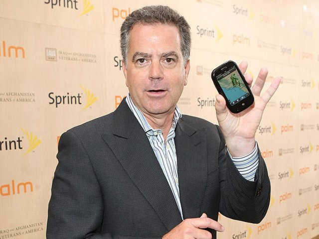 Sau khi iPhone ra mắt, Colligan chia sẻ: “Chúng tôi không muốn đi theo kiểu thiết kế này.”