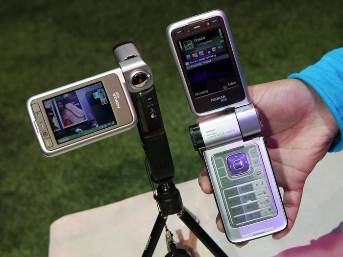 Chiến lược gia Anssi Vanjoki của Nokia: “Kể cả với chiếc Mac, ban đầu Apple thu hút được khá nhiều sự chú ý nhưng họ vẫn chỉ là một nhà sản xuất cho thị trường ngách. Điều này cũng sẽ đúng ở mảng di động.”