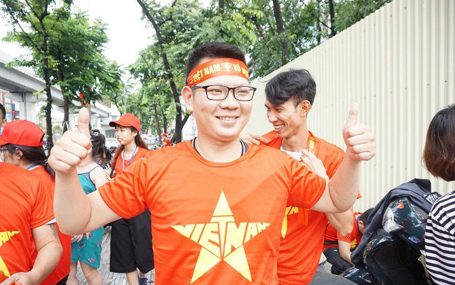 Người dân Thủ đô hào hứng xếp hàng chờ được tặng 1.000 áo phông cờ đỏ sao vàng miễn phí cổ vũ cho Olympic Việt Nam Ảnh 2