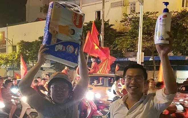 Team ông bố trẻ ăn mừng chiến thắng của Olympic Việt Nam: Người cắn khăn cắn sách, kẻ trốn vợ đi 'bão' bị bắt quả tang Ảnh 2