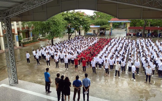 Có nơi đâu yêu bóng đá hơn thế: Gần 1000 học sinh và thầy cô đội mưa hô vang 'khẩu quyết Việt Nam vô địch' đầy tự hào Ảnh 2
