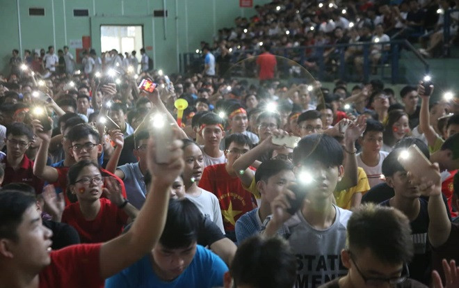 Hơn 3.000 sinh viên Bách khoa vừa bật đèn flash vừa hát hết từ Quốc ca tới 'Đường đến ngày Vinh Quang' dù dội nhà đang bị Hàn Quốc dẫn trước Ảnh 2