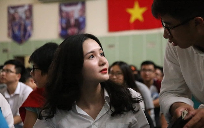 Xuất hiện nữ cổ động viên xinh xuất thần ở ĐH Bách khoa ngày cổ vũ Olympic Việt Nam đá bán kết ASIAD 2018 Ảnh 2