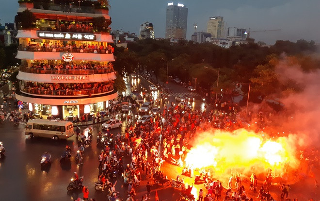 Các cầu thủ Olympic Việt Nam đừng buồn! Dù thắng hay thua người hâm mộ vẫn xuống đường ăn mừng và giữ vững niềm tin Ảnh 2