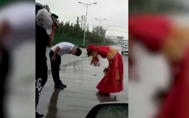 Cưới ngày mưa bão: Di chuyển bằng thuyền bơm hơi, bái đường thành thân ngay giữa đường Ảnh 2