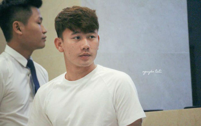 Mọi góc đẹp trai như soái ca của Minh Vương - cầu thủ vừa sút tung lưới Hàn Quốc tại ASIAD Ảnh 2