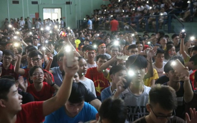 Điểm lại những khoảnh khắc 'tiếp lửa' ấn tượng của hàng nghìn sinh viên Việt Nam cổ vũ đội tuyển Olympic ở bán kết ASIAD 2018 Ảnh 2