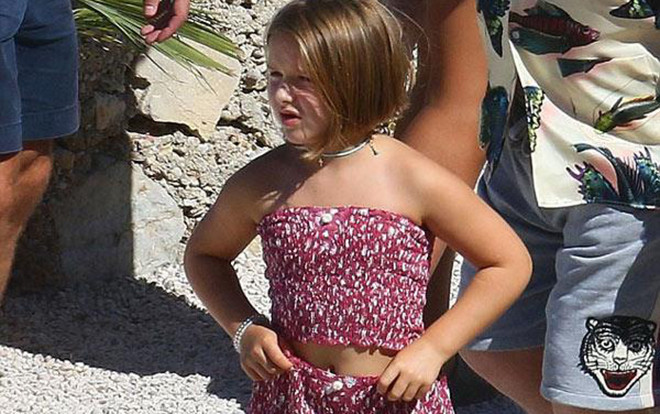 Sau khi bị mắng vì cho Harper đi giày cao gót, Victoria lại sắm cho con gái áo hở rốn Ảnh 2