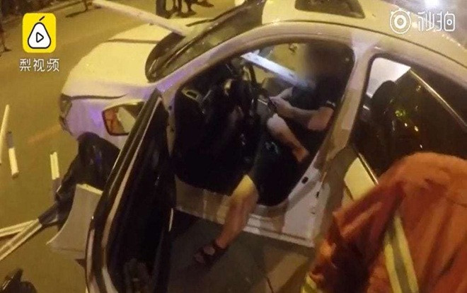 Bị thanh sắt xuyên qua ngực, người đàn ông vẫn chơi điện thoại chờ được giải cứu Ảnh 2