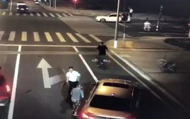 Người đi xe đạp điện chém chết tài xế BMW thổi bùng tranh cãi về hành vi tự vệ ở Trung Quốc Ảnh 2