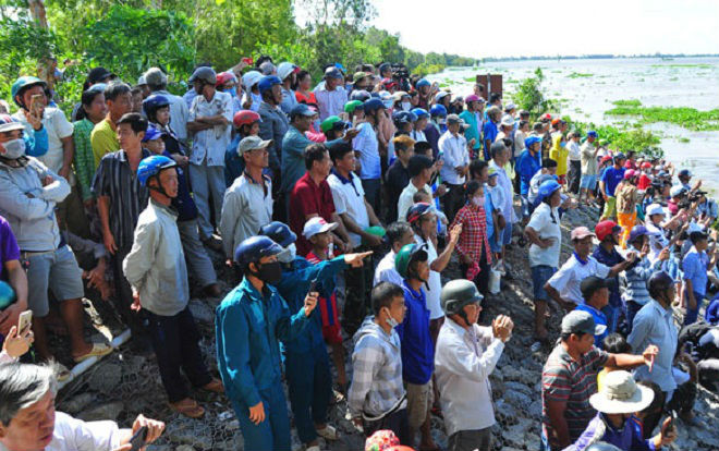 Hàng trăm người dân đi xem cảnh xả lũ hiếm có ở An Giang Ảnh 2