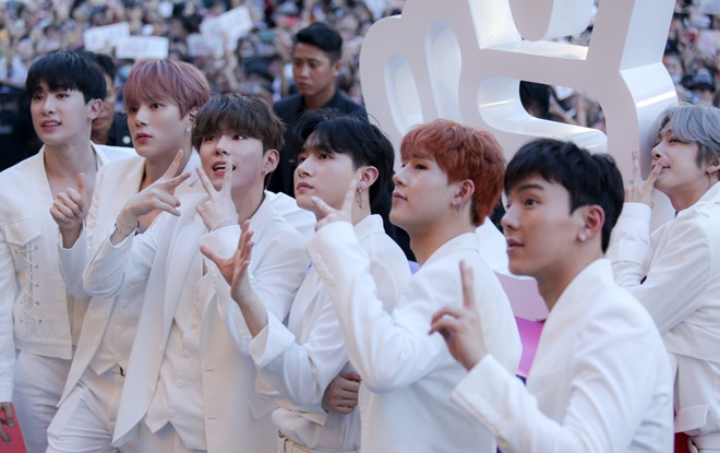 Fansign 'nóng rực' của Monstar X: Wonho vô tư cởi áo 'đốt mắt' fan với body 'chuẩn không cần chỉnh' Ảnh 2