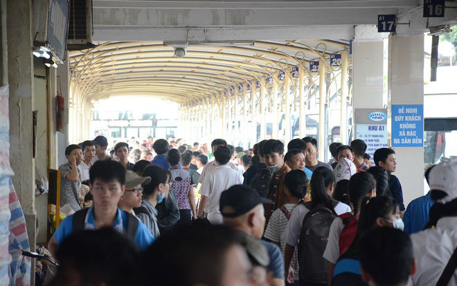 Hàng nghìn người dân rời thành phố nghỉ lễ 2/9, bến xe và cửa ngõ kẹt cứng Ảnh 2