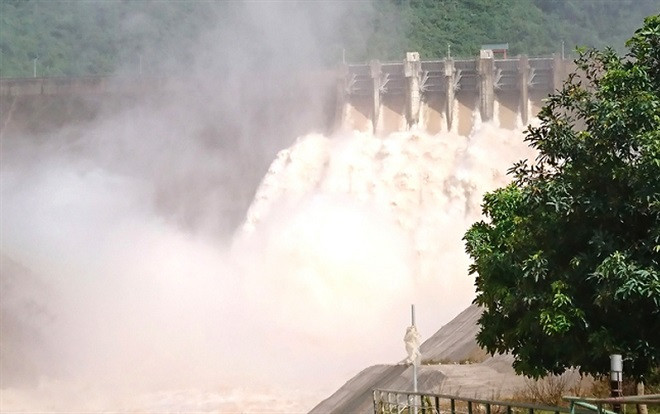 Thủy điện Bản Vẽ xả lũ, người dân chạy lên núi vì nước ngập Ảnh 2