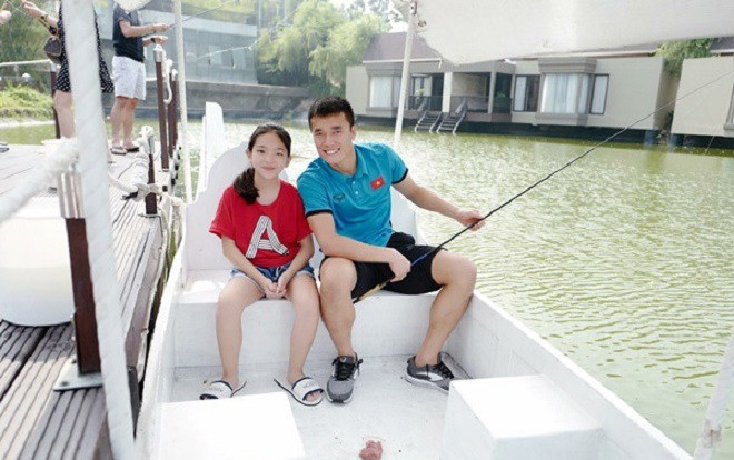 Người hâm mộ U23 Việt Nam 'ăn no bánh gato' với cô bé được thầy trò HLV Park Hang-seo chăm sóc tận tình Ảnh 2