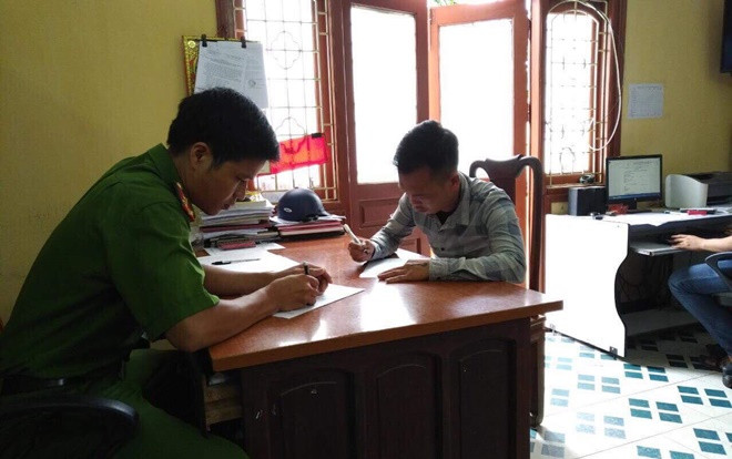 Nghi phạm cầm kéo đâm chết bạn nhậu vì vỗ mông vợ mình gọi điện về nhà: ‘Mẹ ơi con gây án rồi’ Ảnh 2