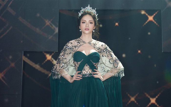 Hương Giang mạnh tay đầu tư 2 bộ váy, xuất hiện như nữ thần tại CK HH Chuyển giới Thái Lan Ảnh 2