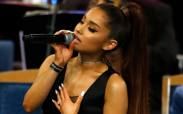 Clip 'nhức nhối': Ariana Grande bị 'quấy rối' công khai tại tang lễ huyền thoại Aretha Franklin Ảnh 2