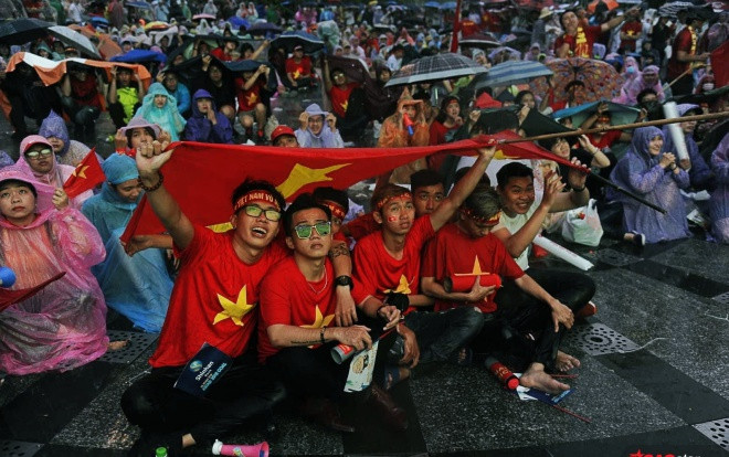 Bất chấp mưa lớn, biển người vẫn giữ nguyên đội hình hò reo cổ vũ cho U23 Việt Nam tranh HCĐ Ảnh 2