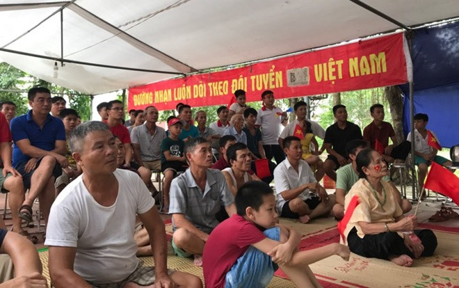 Hàng xóm ùn ùn kéo đến nhà Quang Hải xem bóng đá và cổ vũ cho tuyển U23 Việt Nam Ảnh 2