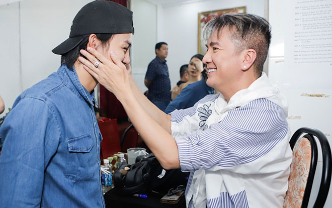 Thích thú với khoảnh khắc Mr. Đàm 'nựng' má Hoài Lâm trong hậu trường đêm nhạc Ảnh 2