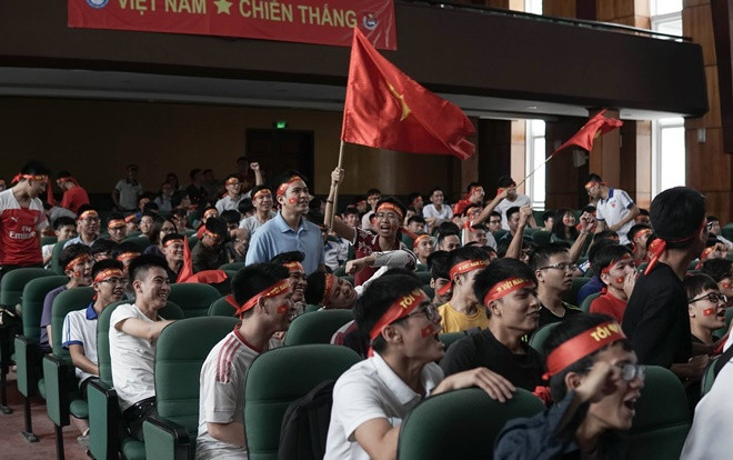 Bỏ qua nghỉ lễ 2/9, hàng nghìn sinh viên ĐH Xây dựng 'cháy hết mình' cổ vũ đội tuyển Olympic Việt Nam tranh HCĐ ASIAD Ảnh 2